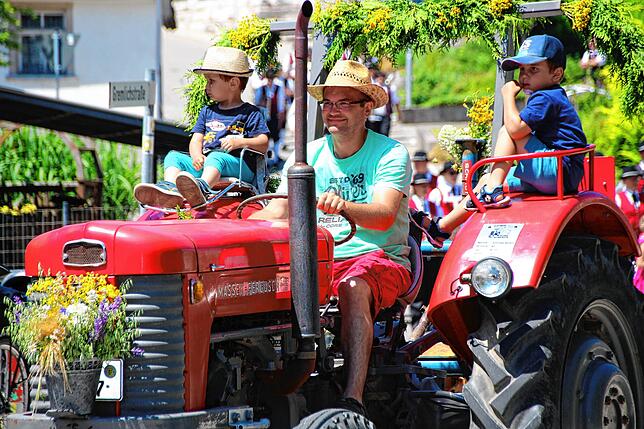 Bild 1: Dorf-Musik-Fest in Menningen mit buntem Programm und toller Stimmung: 850 Jahre Menningen und 125 Jahre Musikkapelle