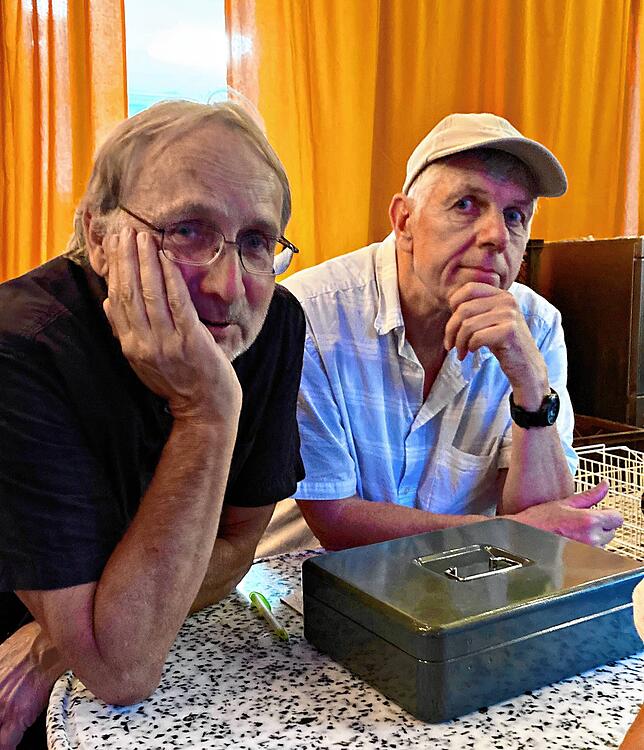 Gunther Nobs und Harald Krüger, ganz entspannt im Hier und Jetzt und immer bereit zur Mithilfe, in diesem Fall an der der Essenstheke.