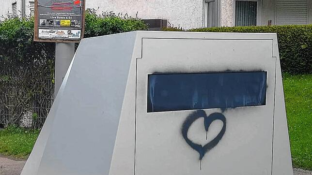 Schon einmal, beim Testlauf vor einem Jahr, ist der Radaranhänger der Stadt beschmiert worden.