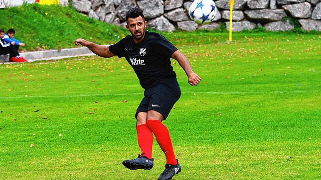 Locker am Elfmeterpunkt: Zwei Mal blieb Ali Kassem im Duell mit Torhüter Martin Villinger eiskalt und sicherte Bosporus FC Friedlingen ...
