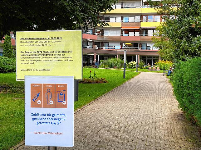 Mit einem Schild werden Besucher des Pflegeheims St. Michael auf die aktuellen Regeln aufmerksam gemacht.