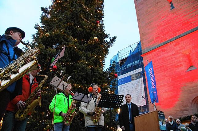 Das Saxophon-Quartett der Musikschule Radolfzell spielt vor dem großen Christbaum auf dem Marktplatz, rechts OB Simon Gröger.