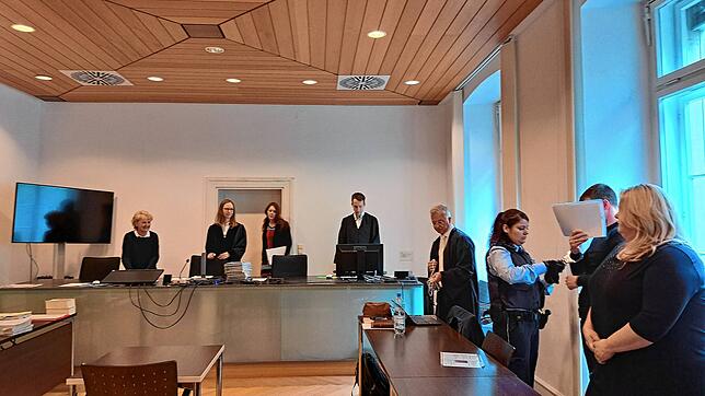 Vor dem Amtsgericht Konstanz muss sich Pawel D. (zweiter von rechts) wegen gewerblichen- und bandenmäßigen Betrugs in fünf Fällen ...
