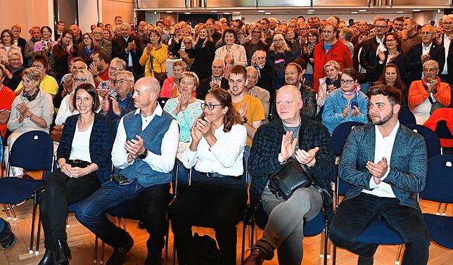 Alle applaudieren für Wahlsiegerin Susen Katter (links vorne), als Bürgermeister Rainer Stolz das Wahlergebnis verkündet.