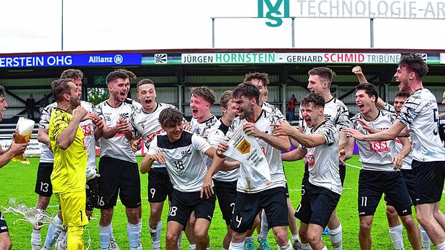 Großer Jubel nach dem deutlichen Sieg. Die U21 des FC 08 Villingen krönt sich zum Meister in der Verbandsliga.