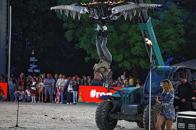 Bild 16: Tausende beim Showabend zur Eröffnung des Fest der Pferde 2024