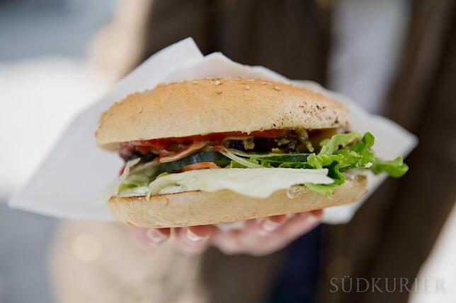 Vegane Burger sind eine schnelle und sommerlich-leichte Delikatesse.