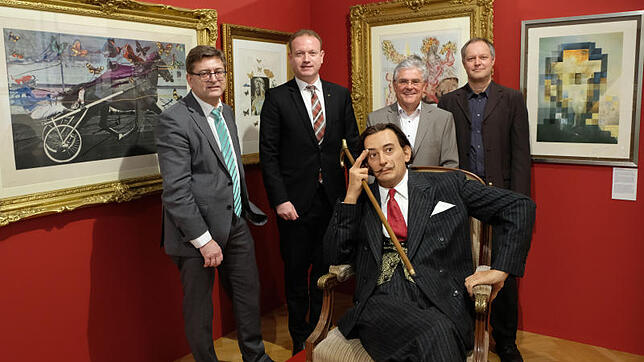 Der lebensecht wirkende Salvador Dalí mit (von links) Verleger und Kurator Michael Imhof, Oberbürgermeister Jan Zeitler, ...