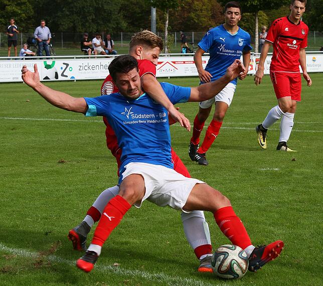 Neuzugang: Serkan Korkut (vorn, im Trikot des VfB Waldshut) kehrt nach einem halben Jahr beim FC Klingnau/CH in die Bezirksliga zurück ...