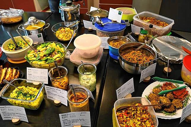 Bunte Vielfalt: So reichhaltig und farbenfroh ist das Buffet bei der zweiten Veranstaltung im Februar gedeckt, das 80 Interessierte ...