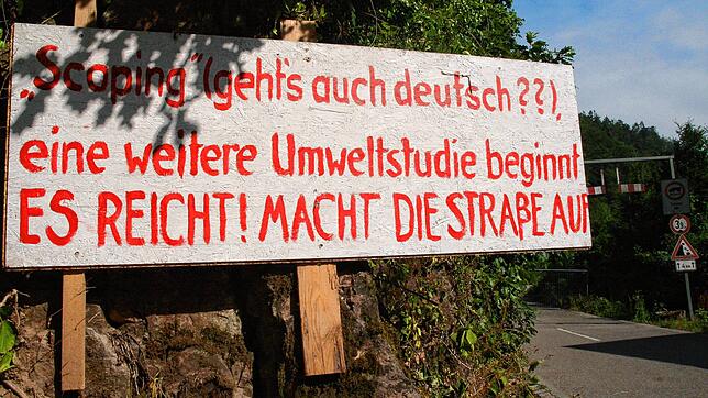 Dieses Schild hängt seit über vier Jahren an der gesperrten Albtalstraße. Die Aufnahme stammt aus dem Jahr 2019.