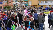 Beim Narrenbaum stellen in Rielasingen: Das Narrenvolk tanzt, lacht und erfreut sich trotz Corona-Abstandsregeln an der Straßenfasnacht.