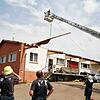 Vom Sturm abgedeckt wurde am Mittwoch dieses Haus im Sauldorfer Ortsteil Boll. Mit Hilfe der Drehleiter aus Meßkirch entfernen die ...