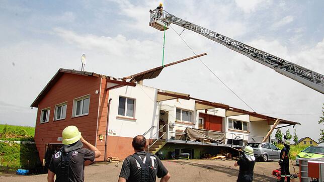Vom Sturm abgedeckt wurde am Mittwoch dieses Haus im Sauldorfer Ortsteil Boll. Mit Hilfe der Drehleiter aus Meßkirch entfernen die ...