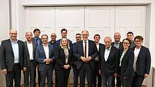 Sie wollen den Singen-Spirit voranbringen – der wiedergewählte Vorstand mit dem Singen aktiv-Team und Gästen (von links): Markus Spitz, ...