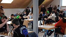 Rund 30 Kinder und Jugendliche sind im Ringgenweiler Gemeindehaus zu den Bezirksmeisterschaften im Schach angetreten. Bild: Robert Reschke