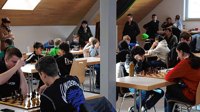 Rund 30 Kinder und Jugendliche sind im Ringgenweiler Gemeindehaus zu den Bezirksmeisterschaften im Schach angetreten. Bild: Robert Reschke