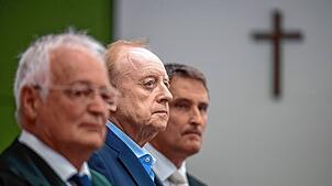 Alfons Schuhbeck (M) steht mit seinen Anwälten Hans-Joachim Eckert (l) und Norbert Scharf (r) im Gerichtssaal des Landgericht München I. ...