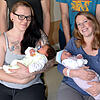 Malaika Peters mit ihrer Tochter Stella (links) sowie Johanna Sollweck mit Sohn Jonah.