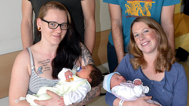 Malaika Peters mit ihrer Tochter Stella (links) sowie Johanna Sollweck mit Sohn Jonah.