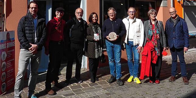 Das Haus Zur weißen Ilge wurde vorbildlich saniert: Bauherr Andreas Spaett (5. v. links) freut sich zusammen mit (von links) Lars ...