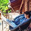 Laptop an, Füße hoch: Bei einer Workation verschmelzen Arbeit und Urlaub.