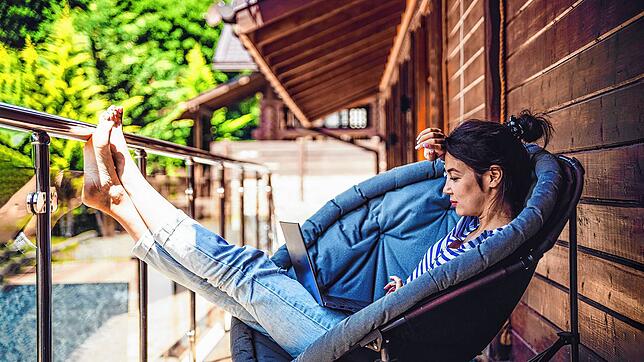Laptop an, Füße hoch: Bei einer Workation verschmelzen Arbeit und Urlaub.