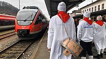 Mitglieder der Narro-Zunft Waldshut wartet am Waldshuter Bahnhof auf einen Zug. Zum Narrentreffen in Eggingen am 5. Februar fahren ...