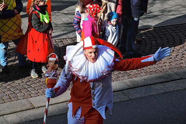 Bild 12: Bilder vom Umzug und dem Narrenbaum-Stellen in Stockach