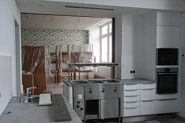 Auf jeder Wohnetage findet sich eine kleine Küche, an die sich zwei Essräume anschließen.