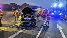 Die Feuerwehr Singen war nach einem fehlerhaften Abbiegemanöver in Überlingen am Ried gefordert. Vier Menschen wurden verletzt, der ...
