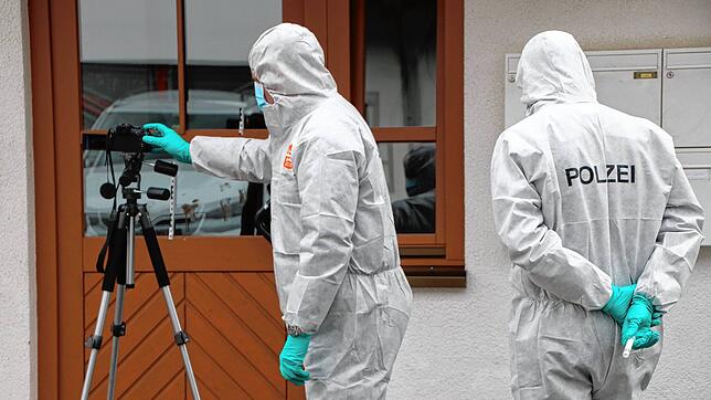 Spurensicherung nach einem Tötungsdelikt: Die Beamten der Kriminalpolizei mussten 2024 im Bereich des Polizeipräsidiums Freiburg in 41 ...
