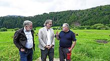 So funktioniert der Goldbachhof in Bernau: Markus Kaiser (rechts) erläutert es Regierungspräsident Carsten Gabbert (Mitte) und ...