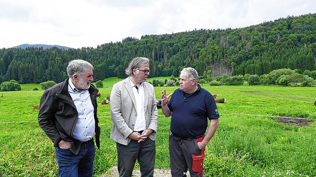 So funktioniert der Goldbachhof in Bernau: Markus Kaiser (rechts) erläutert es Regierungspräsident Carsten Gabbert (Mitte) und ...