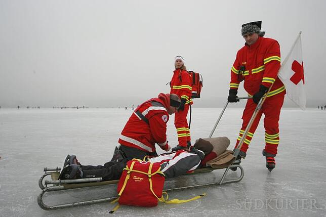 Rotes Kreuz und DLRG beim Transport eines verletzten auf einen Schlitten. Foto: Oliver Hanser