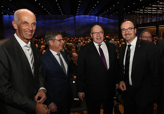 Viel Prominenz im Konstanzer Bodenseeforum (von links); Claudius Marx, Hauptgeschäftsführer der IHK Hochrhein-Bodensee, IHK-Präsident ...