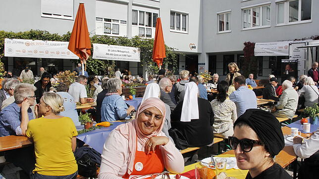 Zum Erntedankfest der Singener Tafel wurde der Heinrich-Weber-Platz zum Treffpunkt von Menschen aus vielen Nationen. In diesem Jahr ...