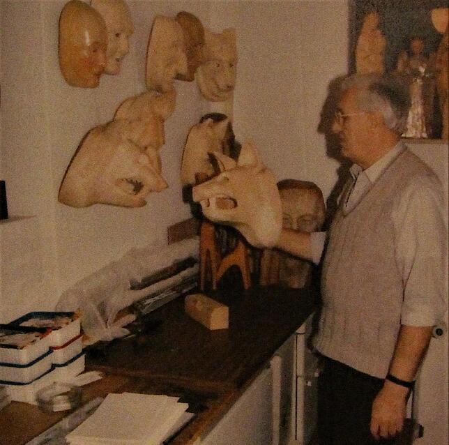 Bruno Beylich in seiner Schnitzerwerkstatt.