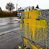 Der mobile Blitzer-Anhänger in Markdorf wurde am Wochenende komplett mit gelber Farbe übergossen.