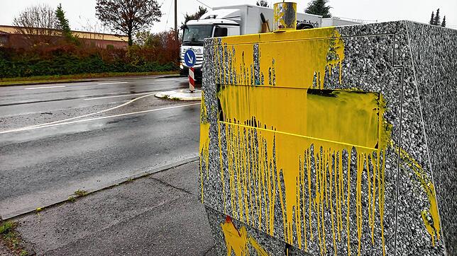 Der mobile Blitzer-Anhänger in Markdorf wurde am Wochenende komplett mit gelber Farbe übergossen.
