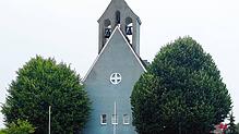 Die evangelische Pfarrkirche wurde 1937/38 erbaut. Sie wird auch die „Blaue Kirche von Stetten“ genannt.