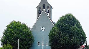 Die evangelische Pfarrkirche wurde 1937/38 erbaut. Sie wird auch die „Blaue Kirche von Stetten“ genannt.