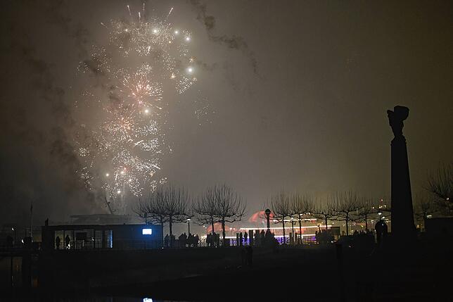 Vor nebelverhangenem Himmel ein paar funkelnde Raketen: Mit einem spektakulären Feuerwerk hat es zum Jahreswechsel 2024/25 in Konstanz ...
