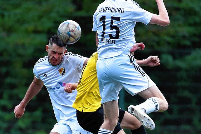 Mit Köpfchen: An Abwehrspieler Eduard Nowak vom SV 08 Laufenburg – hier ein Archivbild – ist nicht so einfach vorbei zu kommen.