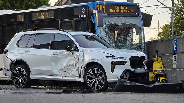Ein Busfahrer wurde bei dem Verkehrsunfall in Sindelfingen schwer verletzt.
