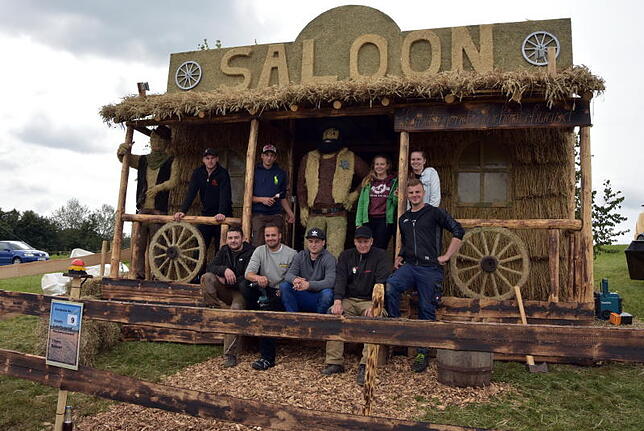 Landjugend Höchenschwand:  Das Bild zeigt die Landjugend vor ihrem Saloon.