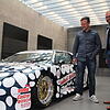Ex-Rennfahrer Klaus Graf (links) und Moderator Sebastian Steinhäußer stehen neben dem 1000 PS-Star im Museum Art-Plus: einem Schnitzer ...