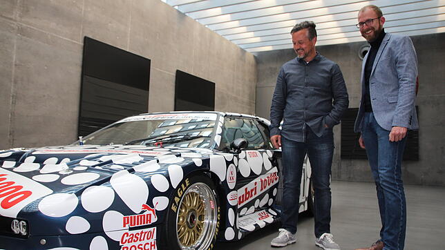 Ex-Rennfahrer Klaus Graf (links) und Moderator Sebastian Steinhäußer stehen neben dem 1000 PS-Star im Museum Art-Plus: einem Schnitzer ...