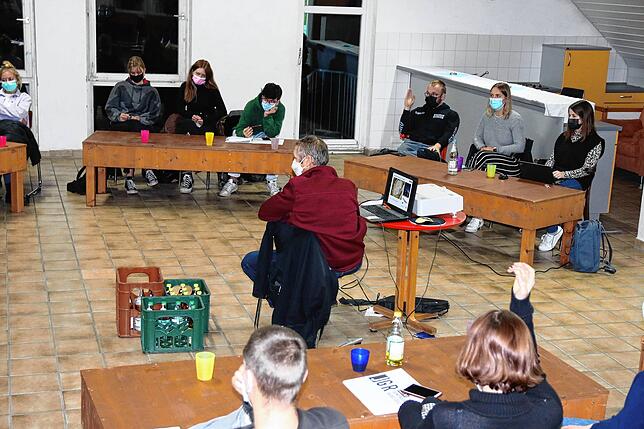 Die Mitglieder des Jugendgemeinderats diskutieren im Kinderkulturzentrum Lollipop über die Erweiterung des Skateplatzes. Rolf Weishaupt ...