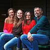 &bdquo;Wir haben beschlossen: Es soll kommen, wie es kommt&ldquo;: (von links) Sandra Engelhart, Zoe, Maya und Uwe Matthäus.